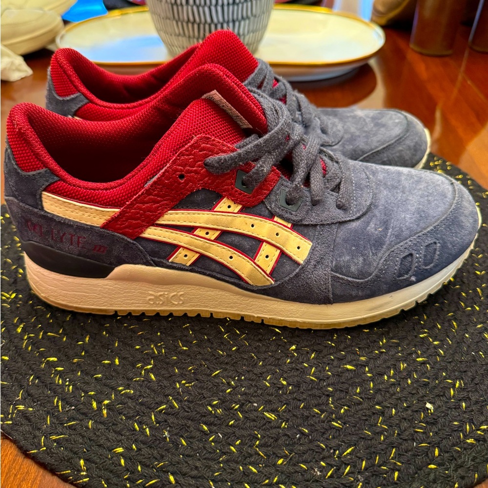 ASICS Gel Lyte III
M size 7.5/ W 9
Navy, maroon and cream